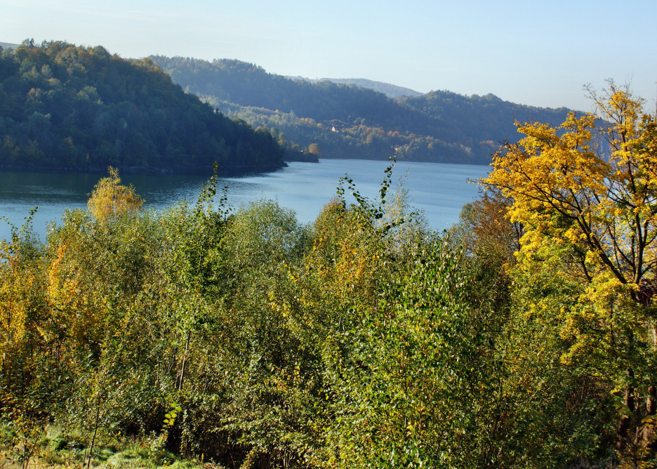 Górskie jezioro /jezioro rożnowskie/