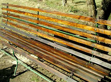 „Wspólnie z mężem zdecydowaliśmy, że ławkę pomalujemy nie farbą, a lakierobejcą, która dekoruje i przy okazji chroni drewno”