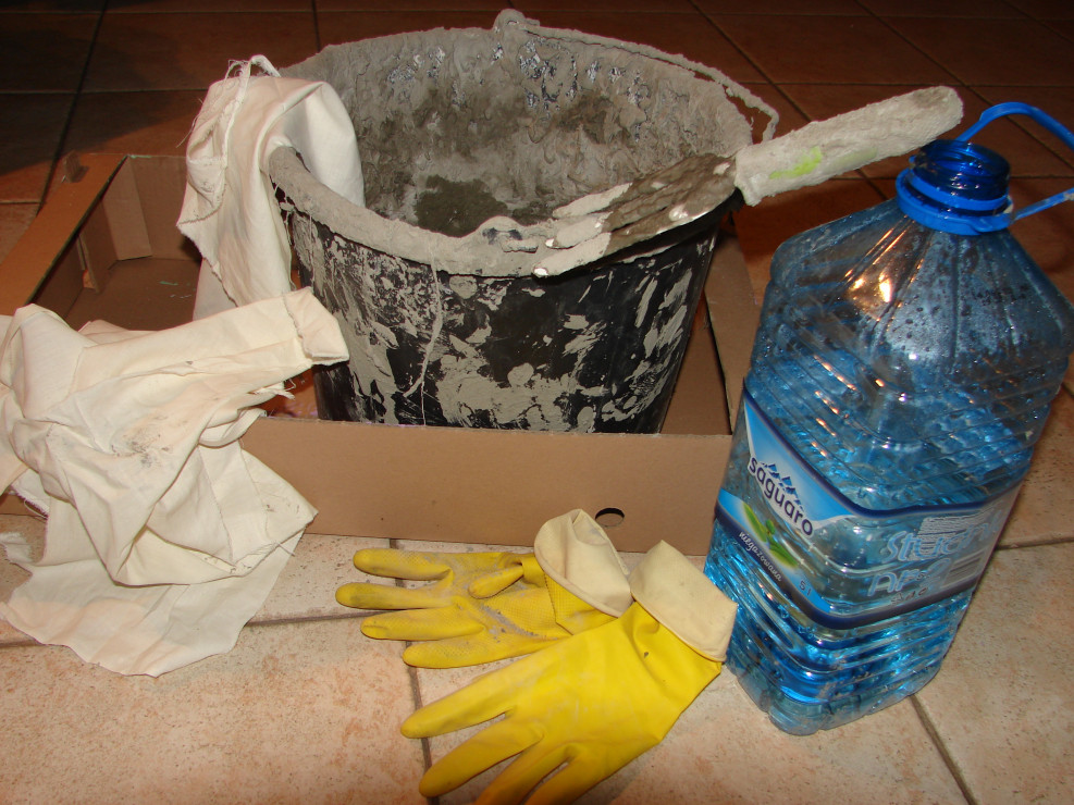 1. Przygotowane stanowisko pracy: wiadro, woda, mieszadło i gumowe rękawice.