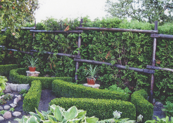 Zielone ścianki oddzielają poszczególne rośliny i tworzą atrakcyjne labirynty.