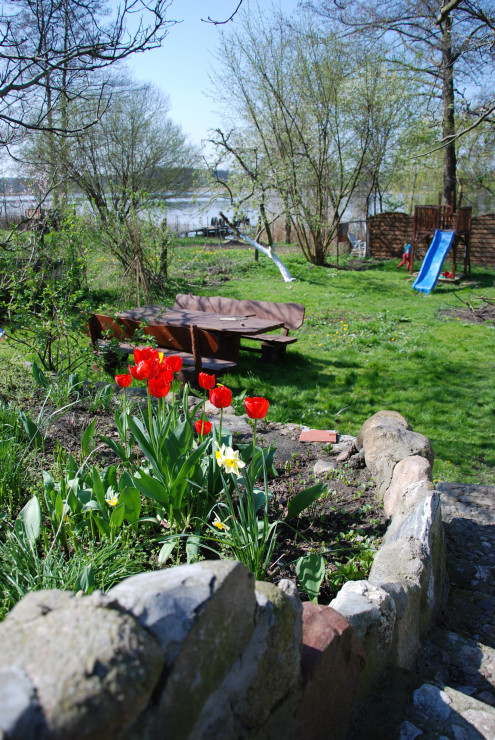 ogródek kwiatowy wczesną wiosną ,przy jeziorze
