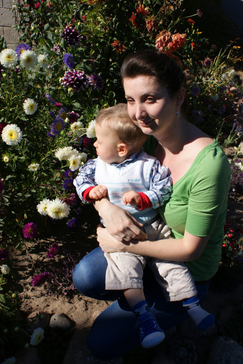 Z moim synkiem w kwiatowej rabacie