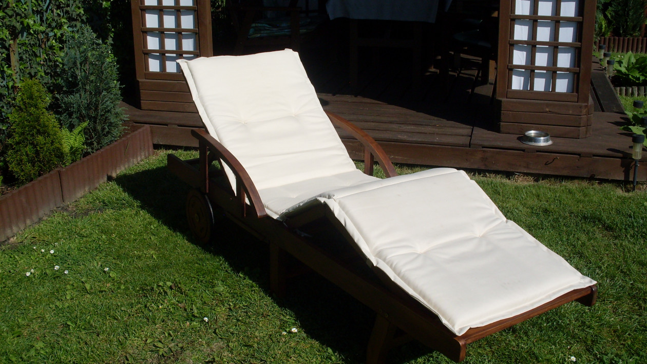 Leżak drewniany w ogrodzie to podstawa aby poleniuchować lub poopalać się w słoneczne dni