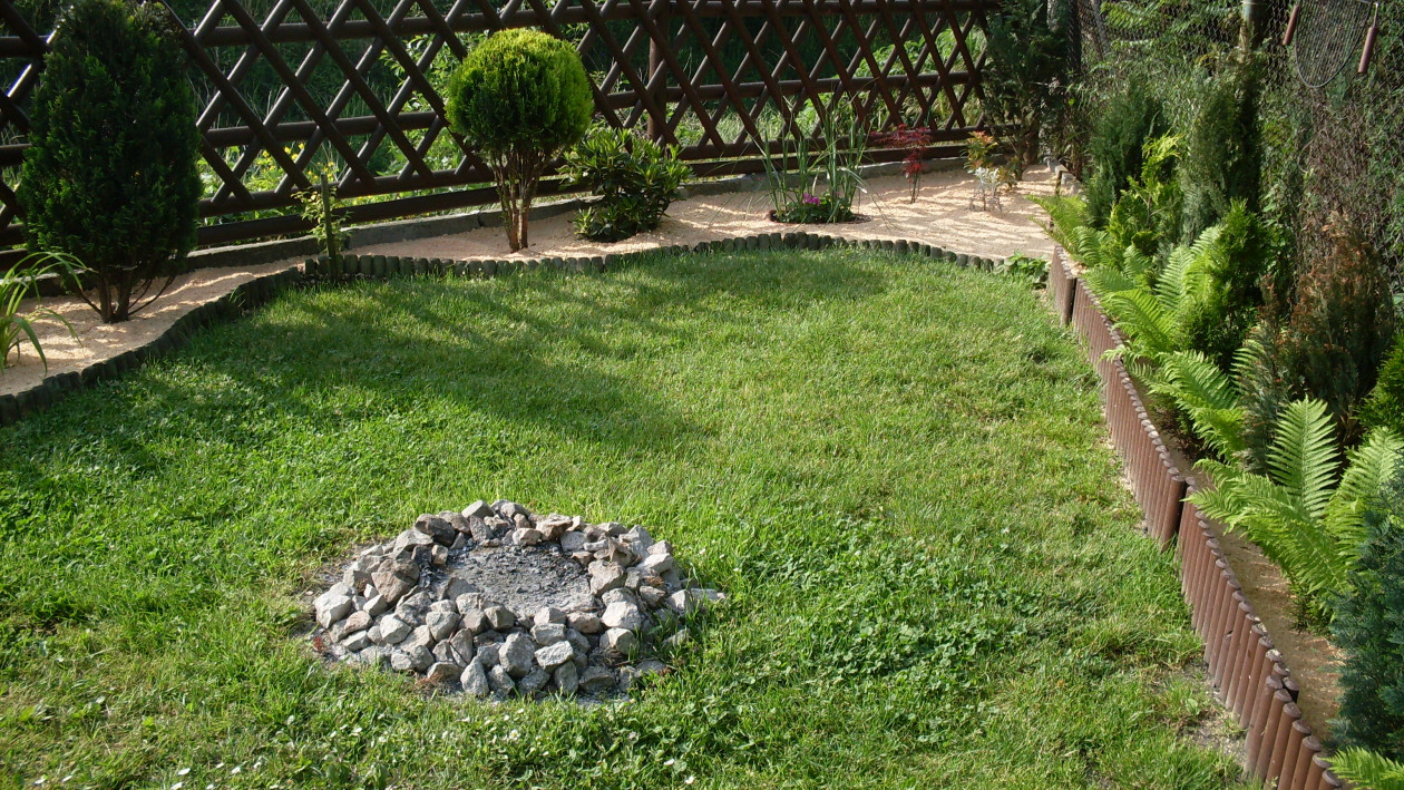 To jedyne miejsce w ogrodzie gdzie jest wyłożony kamień dookoła paleniska