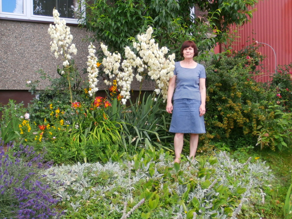 Bożenka w swoim przyblokowym ogródeczku- lipiec 2014r. ;)