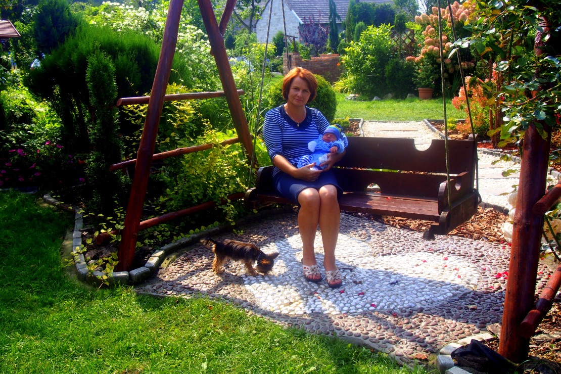 Wnusio pierwszy raz w ogrodzie u babci :) 