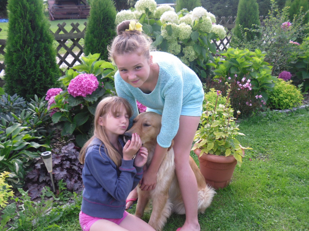 Moje wnusie Martynka i Kaja z nasza Diana przy rabatce w ogrodzie