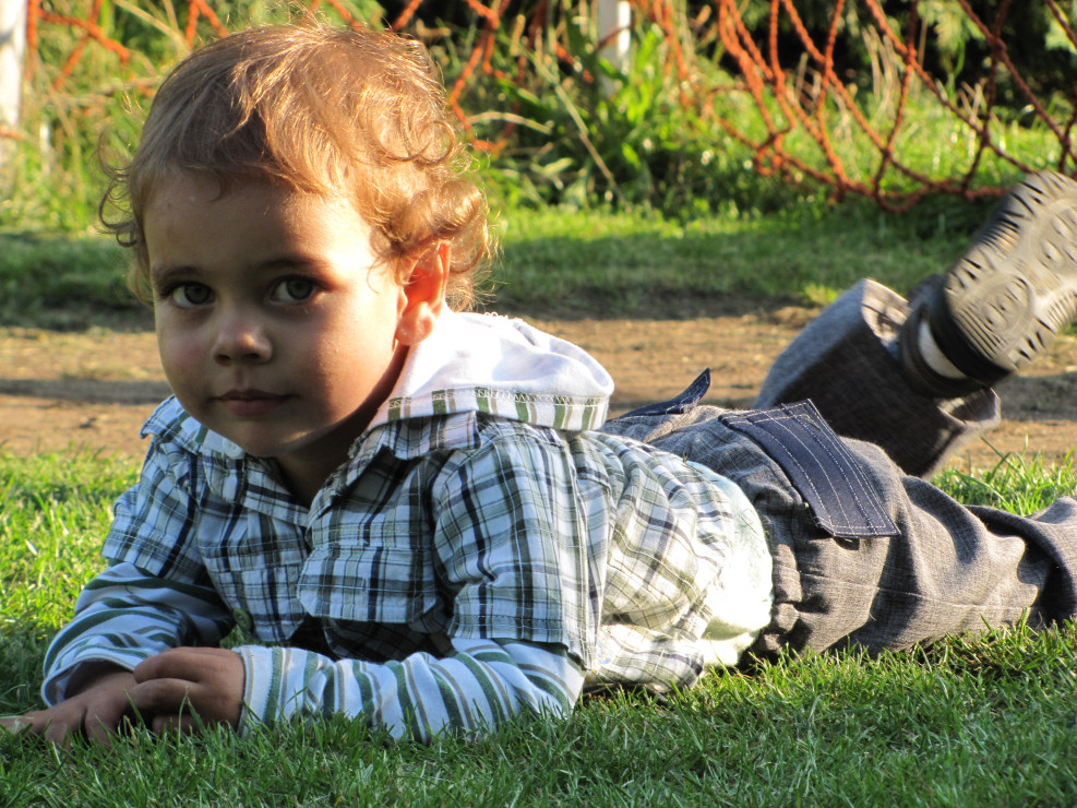 2-letni siostrzeniec Jacuś podczas swoich pierwszych wakacji turlający się na trawce