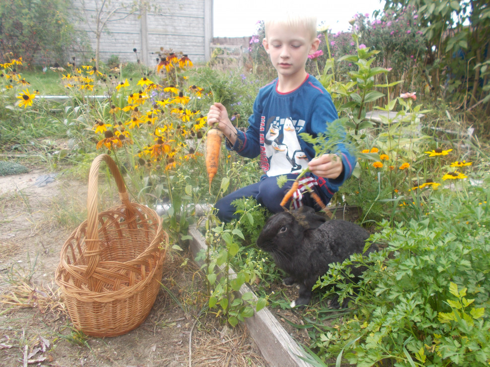 Mateuszek ze swoja "Pusią" korzysta z mamy ogródka 