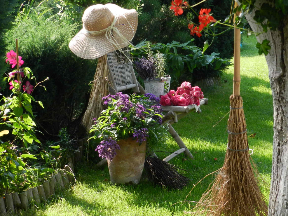 W ogródku nic się nie zmarnuje,suszymy zioła,by dodawać je do herbatki a z  kwiatów robimy wianki i przystrajamy zakątki :)