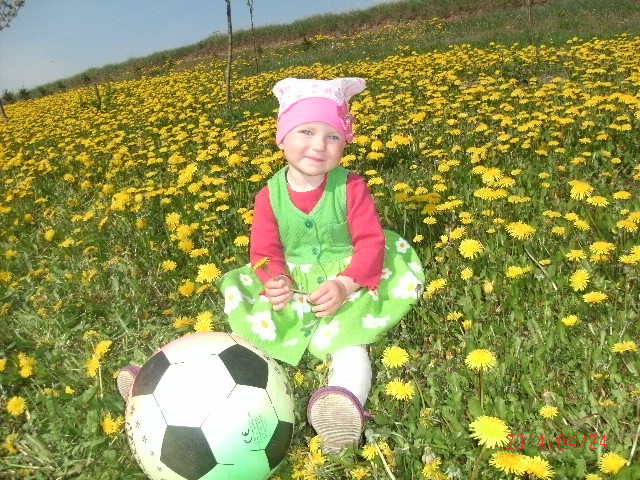 Wiosna, nie niszczę mleczyków w sadzie dają tyle radości:))