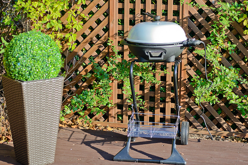 Ten elektryczny model Master grill&party ma praktyczny termostat umożliwiający płynną regulacje temperatury, półkę i tacę na tłuszcz