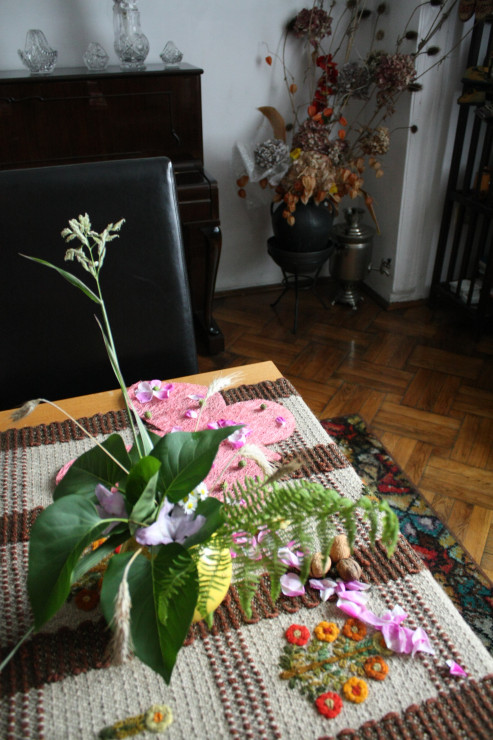 Zrobiłam również mini bukiecik z liści bzu, paproci, trawy ozdobnej, dołożyłam jeszcze kwiaty rododendrona i stokrotki :)