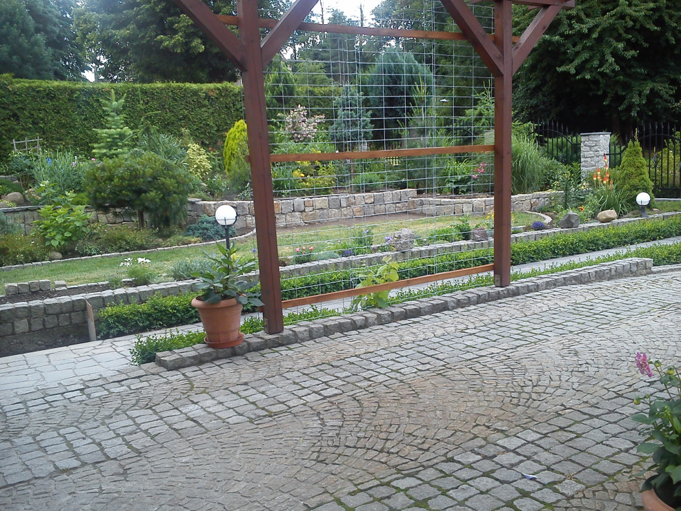 widok na prawą stronę ogrodu