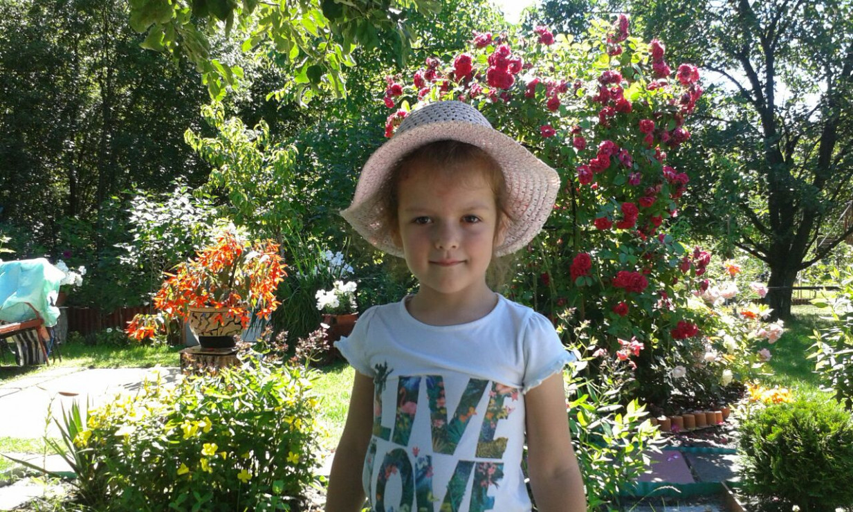 Wnuczka Ania, lubiąca przebywać wśród kwiatów.