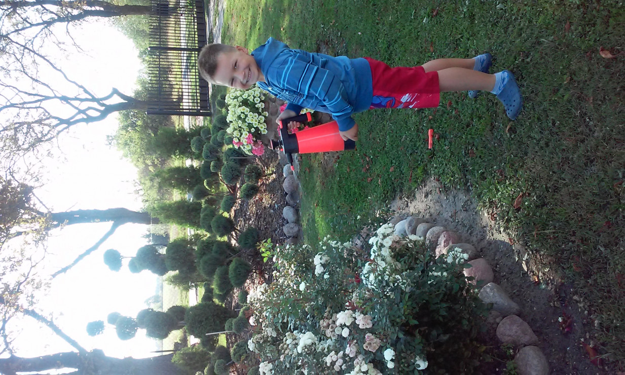 To mój starszy syn, zawsze pomaga mi przy pracach w ogrodzie :)
