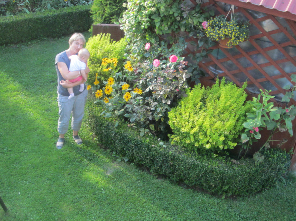 Siostra Ewa z córka Zuzanną zwiedzają ogród.