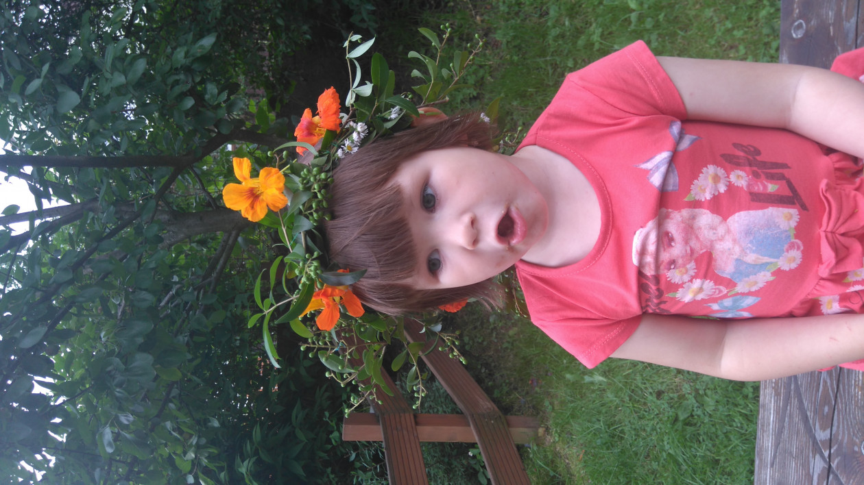Zabawa w ogrodzie :-) najszybciej upleciony wianek i śpiewanie małej ogrodniczki :-)