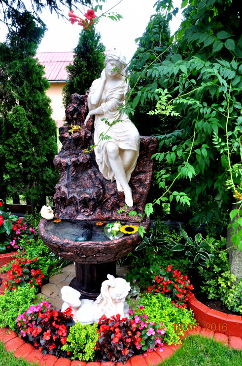 Fontanna- cudowna ozdoba ogrodu, i.. tym samym raj dla ptaszków. :)