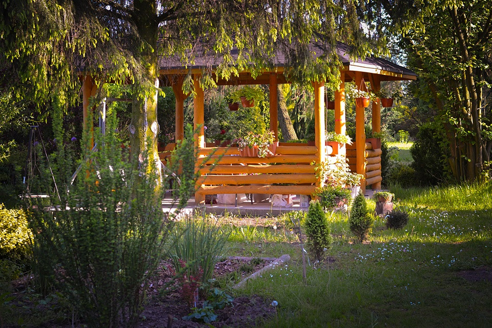 Altana w ogrodzie powstała rok temu i jest głównym miejscem spotkań rodzinnych.
