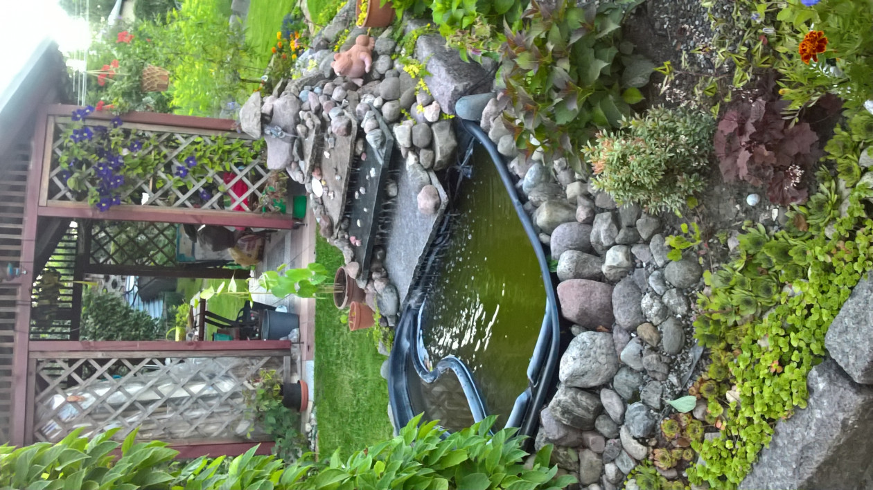 własnoręcznie wykonany wodospadzik - szum wody uspokaja i wycisza - bez wody w ogrodzie ani rusz