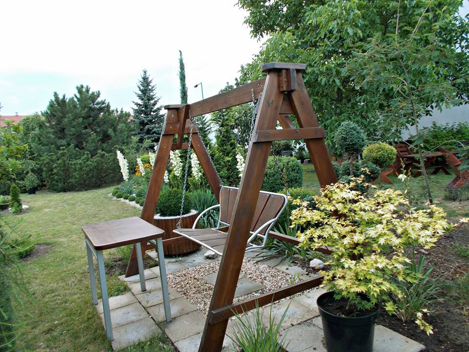 Huśtawka ogrodowa oraz stolik, który został wykonany od podstaw przez mojego tatę - Piotra. 