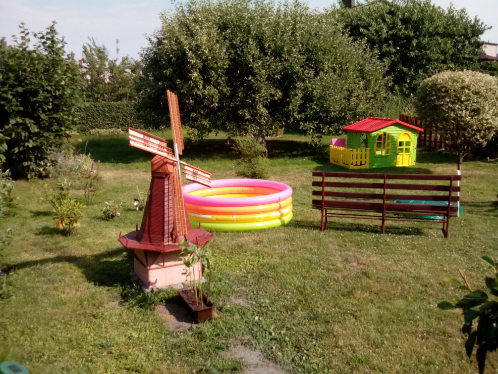 Miejsce zabaw dla najmłodszych, własnoręcznie zrobiony wiatrak