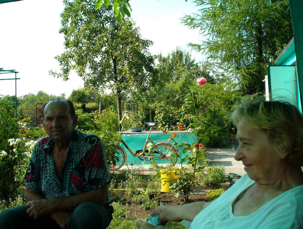 Dziadek i mama oraz basen na działce i rower Romet :)