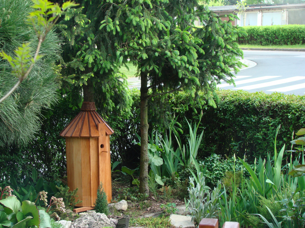 W tym mini ogrodzie nie mogło zabraknąć domku dla pszczół. 