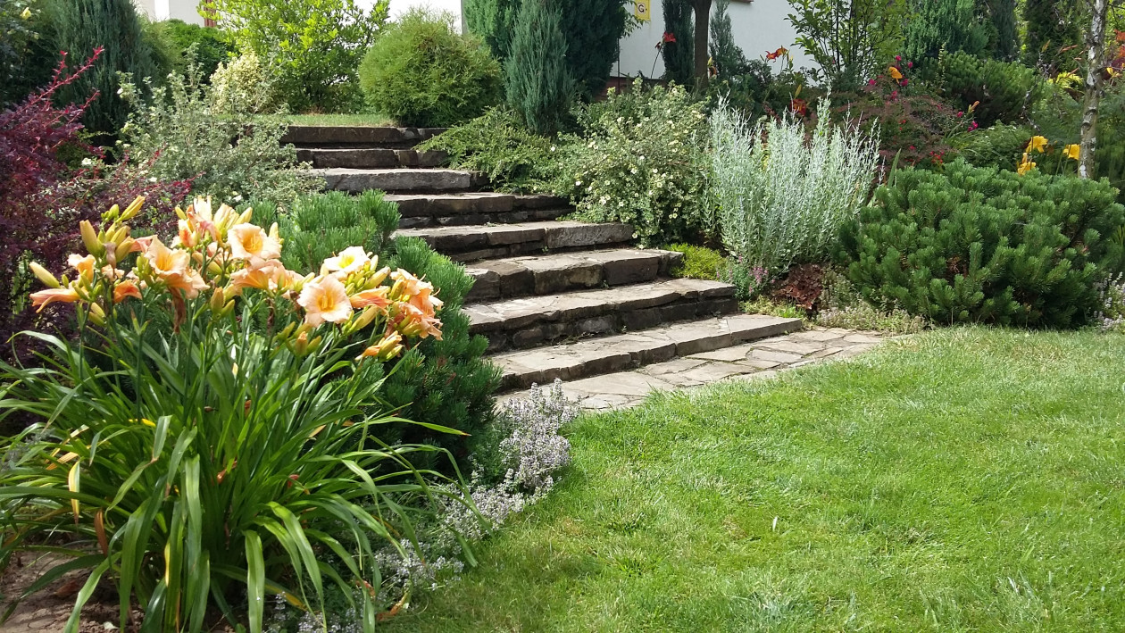 Kamienne schody łączą dwa poziomy ogrodu