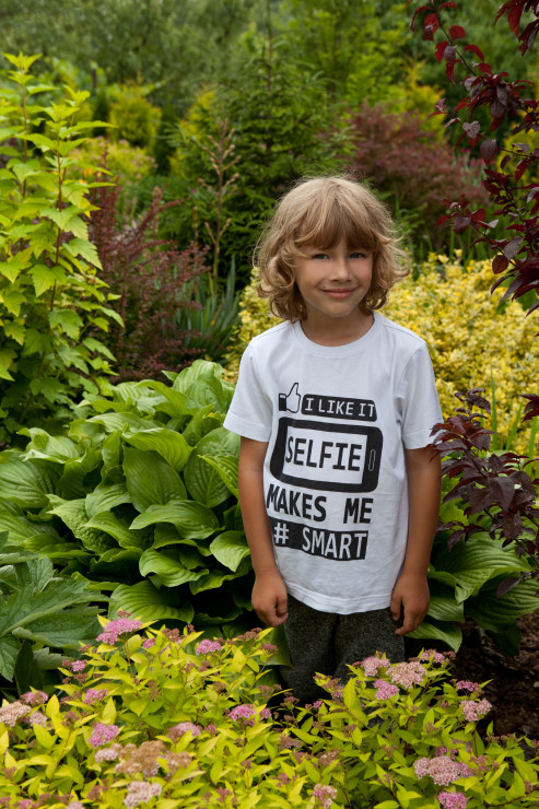 Nasz 5 letni synek Marcel w Naszym ogrodzie w towarzystwie tawułki, funkii, zawilca japońskiego, śliwy, pęcherznicy, berberysa i innych cudnych roślinek.