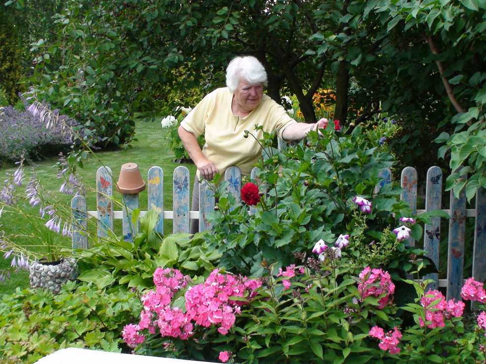 Babcia w swoim ogrodowym raju.
