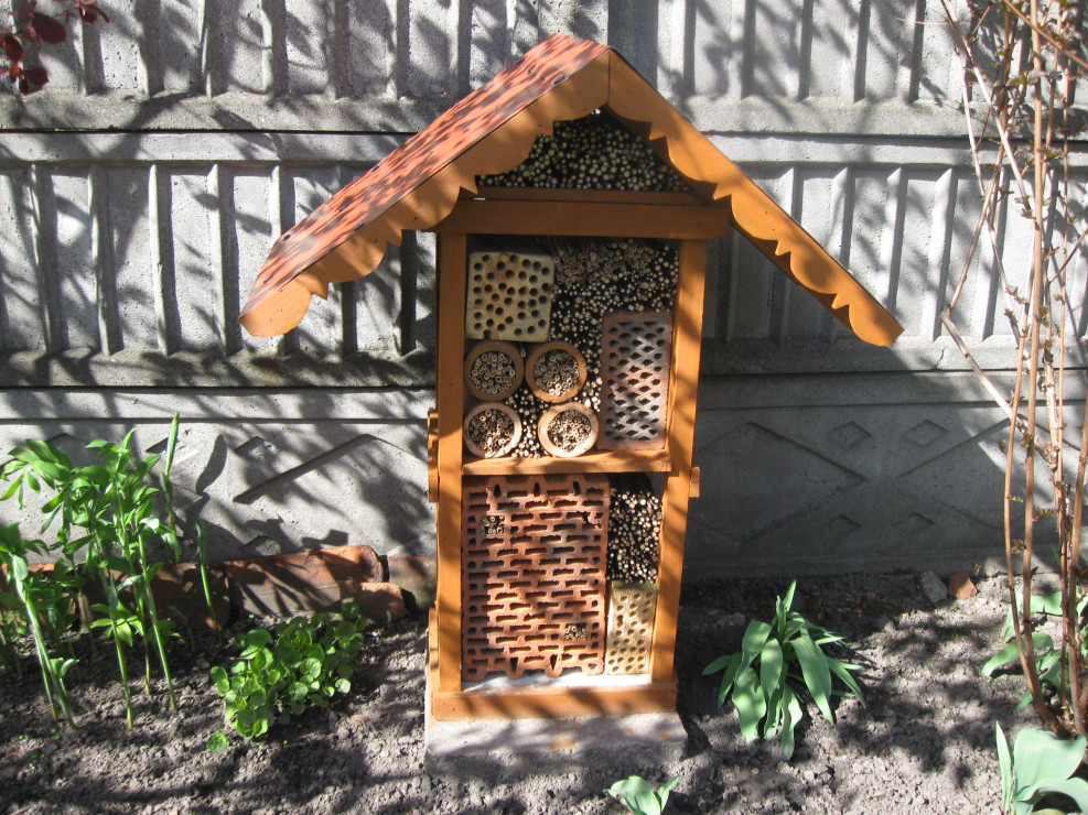 hotelik dla pszczół i innych owadów zrobiony przez męża