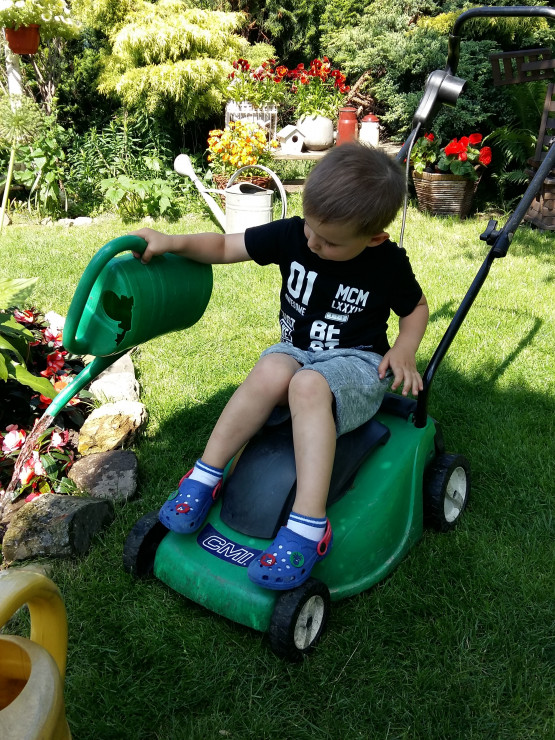 Jak robić,żeby się nie narobić :) pomysły dzieciaków  nie mają granic,czyli innowacja w ogródku :)