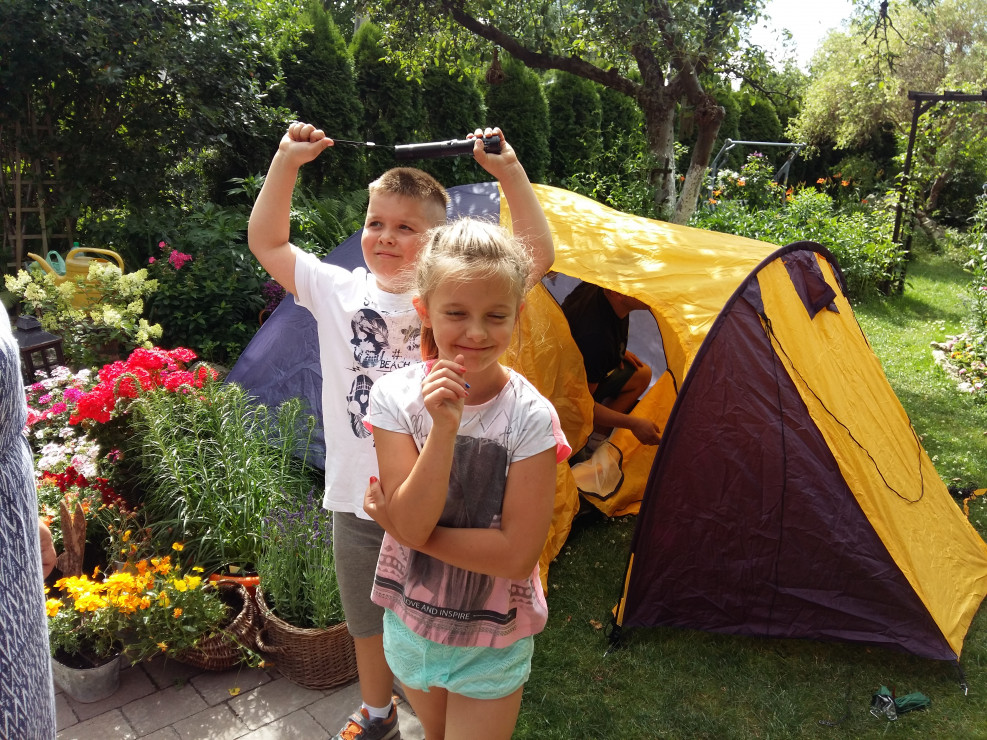 Po co wydawać pieniądze na pole namiotowe....u babci i dziadka w małym ogródku,zawsze znajdzie się miejsce a dzieciaki jakie szczęśliwe... :)