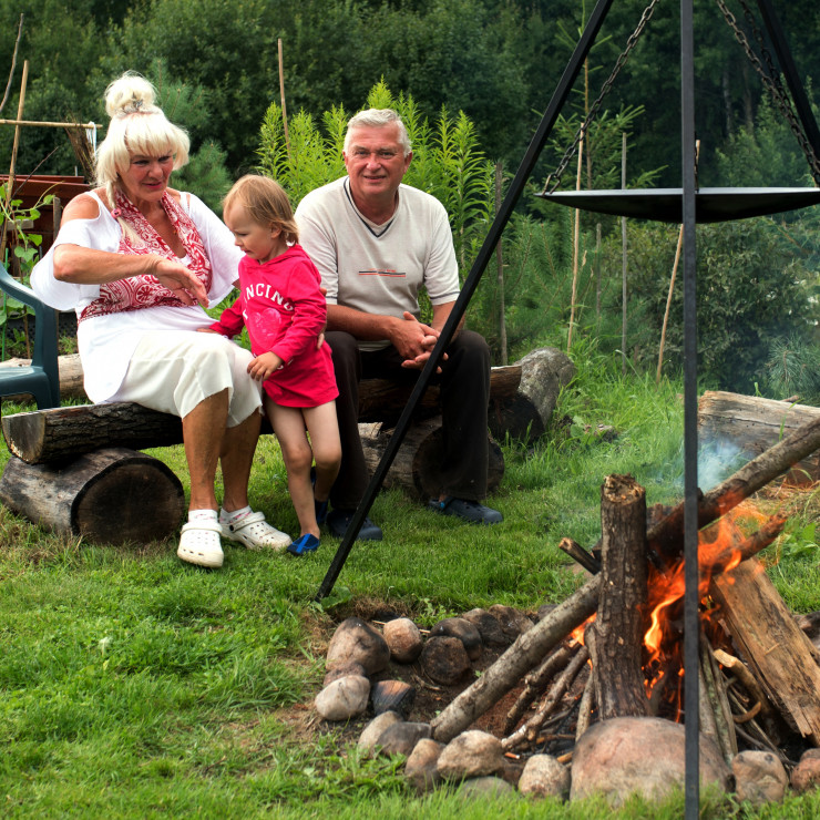 Popołudnia i wieczory przy ognisku to najbardziej magiczne chwile każdego lata. Ogień to towarzysz niemal wszystkich naszych rodzinnych spotkań.