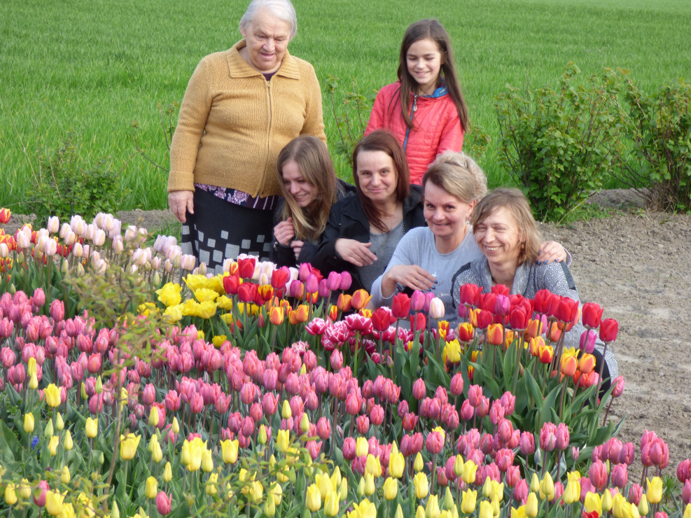 Rodzinnie tym razem z kuzynkami, mamą, córką zawsze jest wesoło i dużo śmiechu na moim małym poletku tulipanowym, który stworzyłam przy ogrodzie warzywnym.