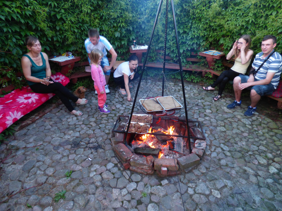 W ogrodzie mamy również wyznaczone miejsce na ognisko tu rodzinnie grillujemy i biesiadujemy wśród zieleni.  