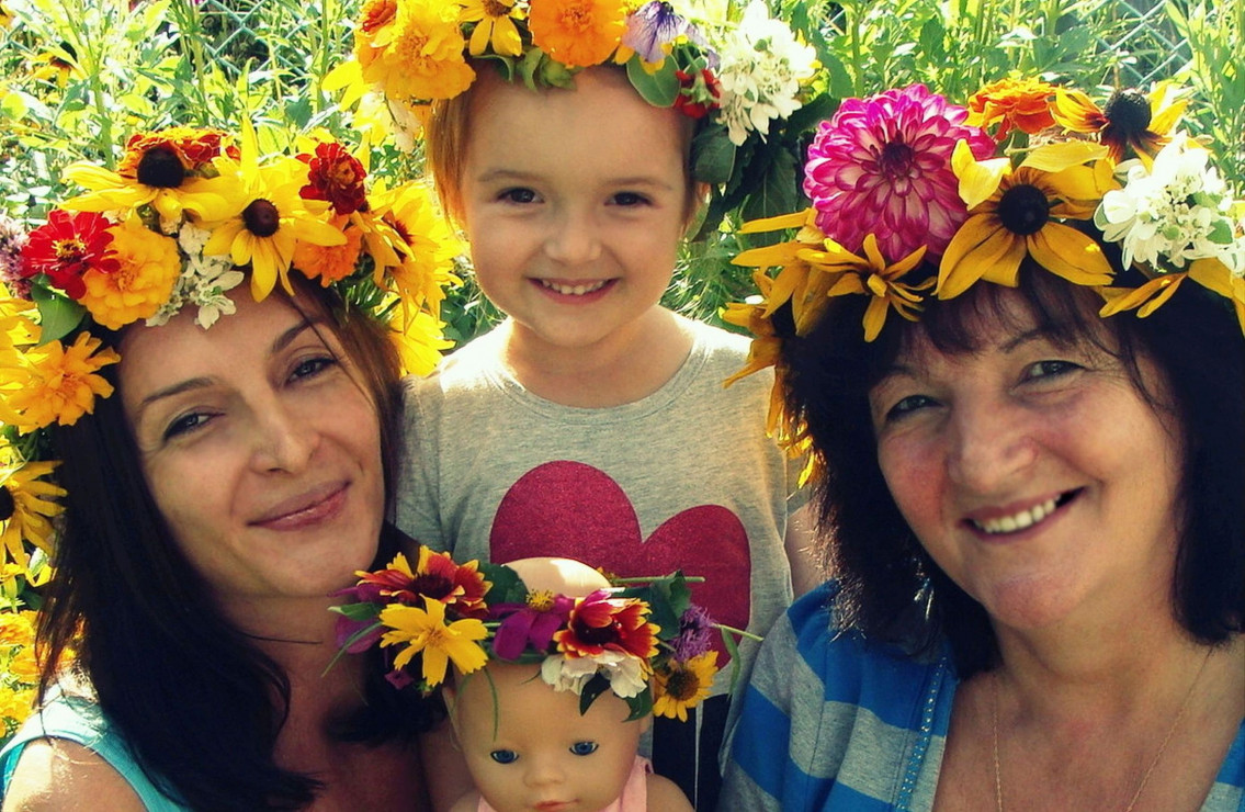 Wianki z działkowych kwiatów, Babcia, Mama, córka i lala 