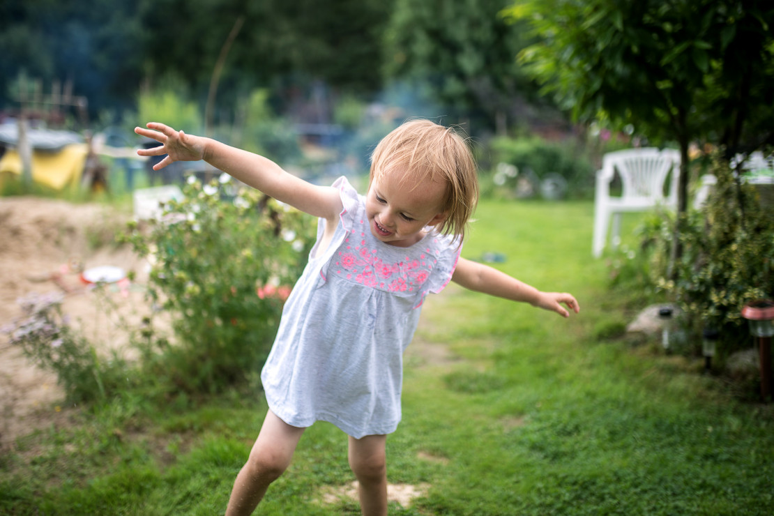 Wnuczka Ola w ogrodzie czuje się najszczęśliwsza. Wielka przestrzeń i ogrom zieleni pozwalają na nieskrępowaną zabawę.