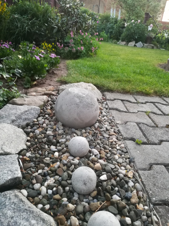 Lubie sama tworzyć dekoracje do ogrodu. Tutaj kulki betonowe. 