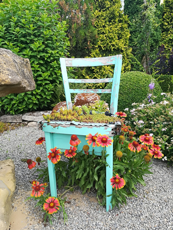 Ozdobne krzesło z roślinami.