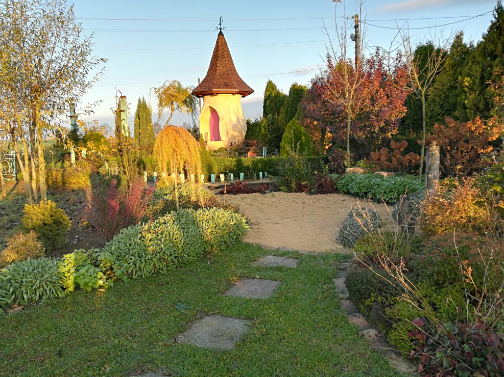 Wieżyczka i ogród wokół - jesień.