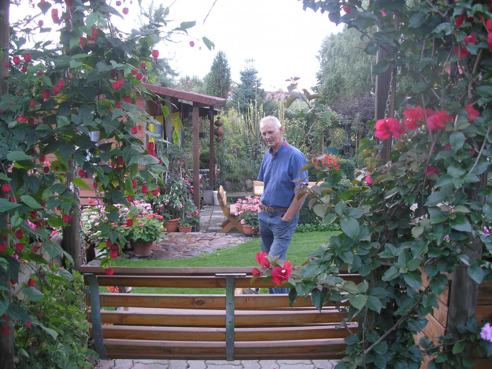 Mąż Marek pomaga w pracach ogrodowych, tworzy architekturę ogrodową