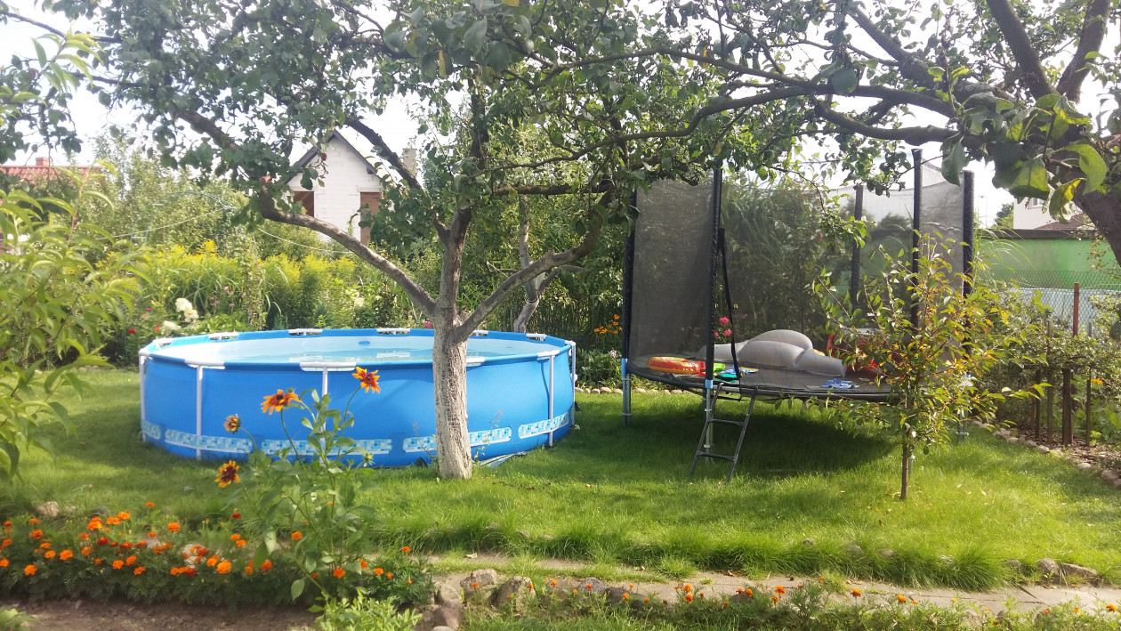 W ogrodzie jest też miejsce dla wnuków. Bawią się w basenie i na trampolinie.