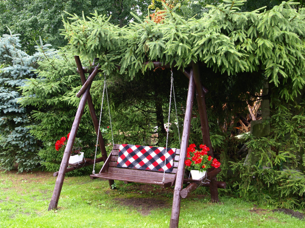 Huśtawka pod naturalnym parasolem