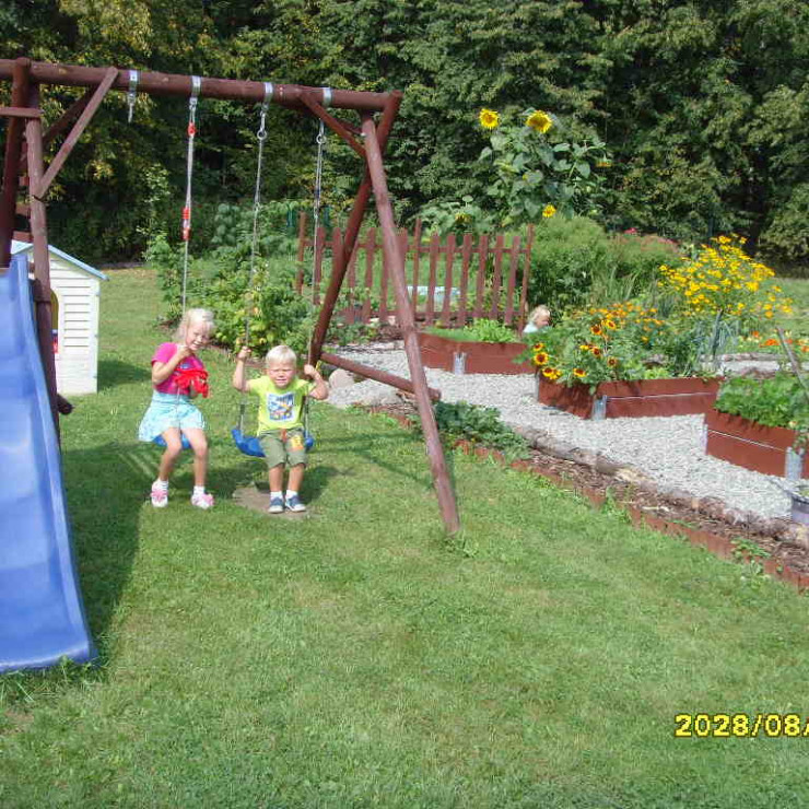 Dzieciaki uwielbiają spędzać czas na działce, tu na huśtawce, którą zbudował im tata