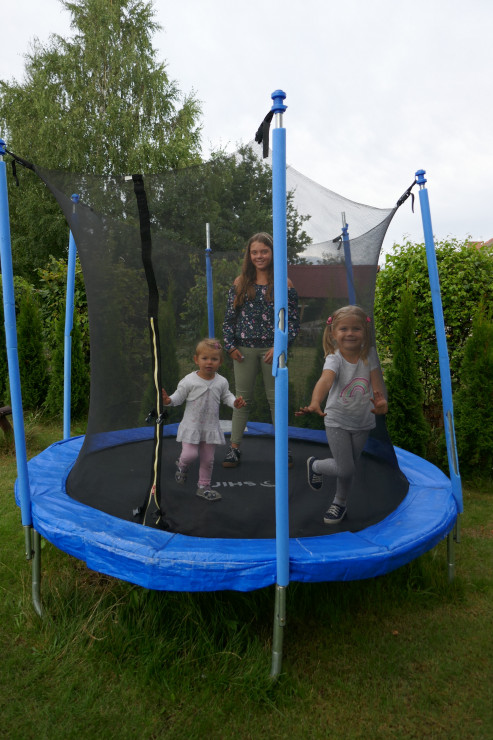 Gdy dorośli grilują, dzieci szaleją na trampolinie