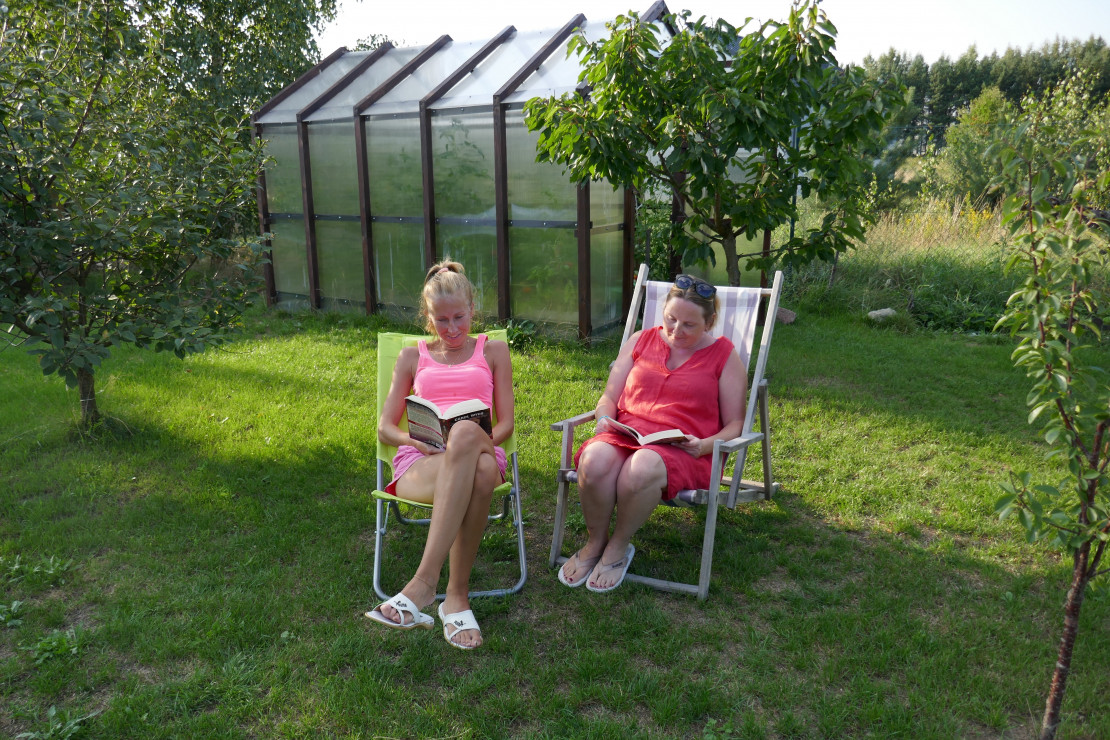 Ogród i piękna pogoda zachęcały do czytania, także gości przyjezdnych :)