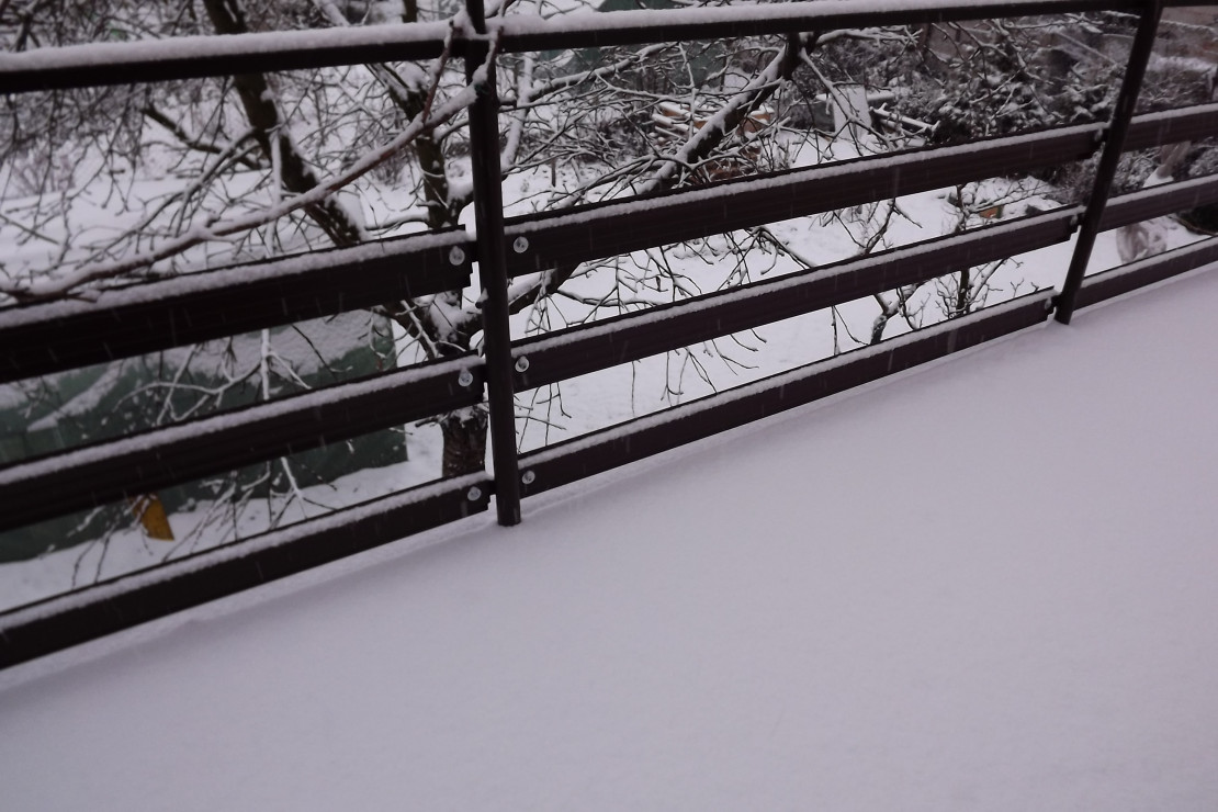 Na balkonie biało.